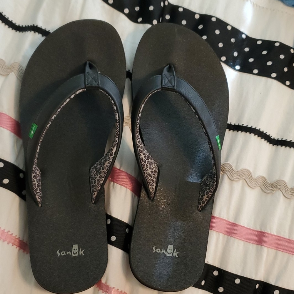 Sanuk flip flop